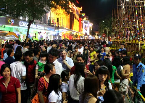 Sổ tay du lịch so tay du lich Sotaydulich Sotay Dulich Khampha Kham Pha Bui Hàng nghìn người chen chân trên đường hoa Nguyễn Huệ
