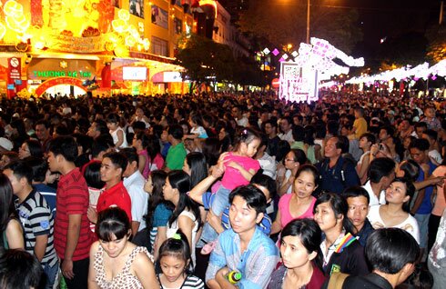 Sổ tay du lịch so tay du lich Sotaydulich Sotay Dulich Khampha Kham Pha Bui Hàng nghìn người chen chân trên đường hoa Nguyễn Huệ