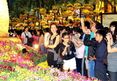 Sổ tay du lịch so tay du lich Sotaydulich Sotay Dulich Khampha Kham Pha Bui Hàng nghìn người chen chân trên đường hoa Nguyễn Huệ