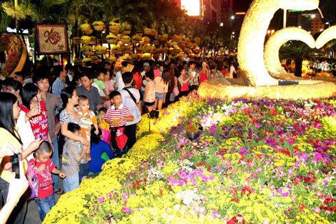 Sổ tay du lịch so tay du lich Sotaydulich Sotay Dulich Khampha Kham Pha Bui Hàng nghìn người chen chân trên đường hoa Nguyễn Huệ