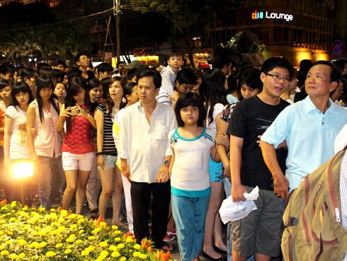 Sổ tay du lịch so tay du lich Sotaydulich Sotay Dulich Khampha Kham Pha Bui Hàng nghìn người chen chân trên đường hoa Nguyễn Huệ
