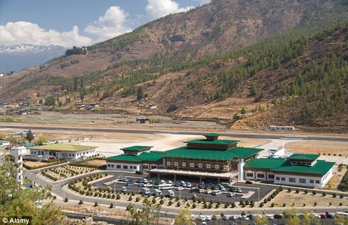 Sổ tay du lịch so tay du lich Sotaydulich Sotay Dulich Khampha Kham Pha Bui Cận cảnh đường băng nguy hiểm nhất thế giới ở Bhutan