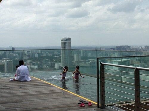 Sổ tay du lịch so tay du lich Sotaydulich Sotay Dulich Khampha Kham Pha Bui Cận cảnh bể bơi cao nhất thế giới ở Marina Bay Sands