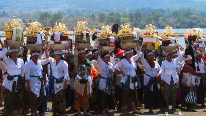 Sổ tay du lịch so tay du lich Sotaydulich Sotay Dulich Khampha Kham Pha Bui Lạ lùng Ngaben bên hồ xanh Batur