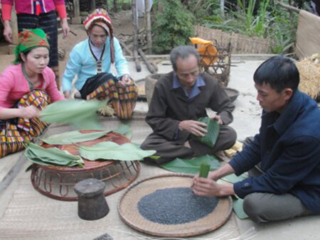 Sổ tay du lịch so tay du lich Sotaydulich Sotay Dulich Khampha Kham Pha Bui Đặc sắc bánh chưng đen của người Thái