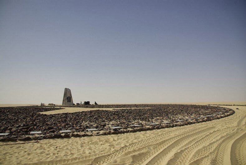Sổ tay du lịch so tay du lich Sotaydulich Sotay Dulich Khampha Kham Pha Bui Đài tưởng niệm trong sa mạc Sahara