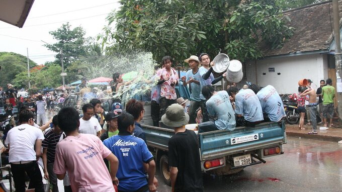 Sổ tay du lịch so tay du lich Sotaydulich Sotay Dulich Khampha Kham Pha Bui Rộn ràng tết té nước