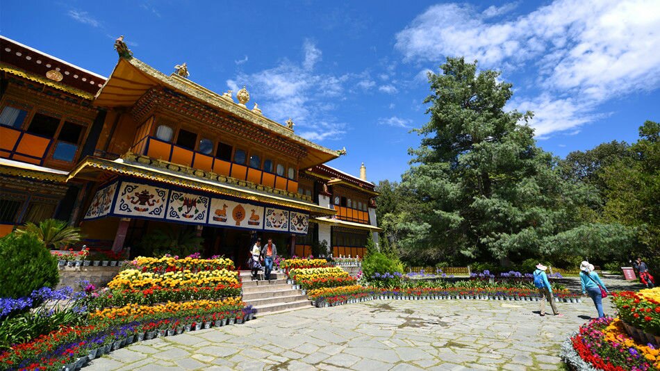 Sổ tay du lịch so tay du lich Sotaydulich Sotay Dulich Khampha Kham Pha Bui Tiến vào cung điện Norbulingka ở Lhasa, Tây Tạng