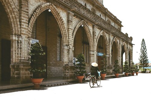Sổ tay du lịch so tay du lich Sotaydulich Sotay Dulich Khampha Kham Pha Bui Đến thăm Nhà thờ đá tại Nha Trang