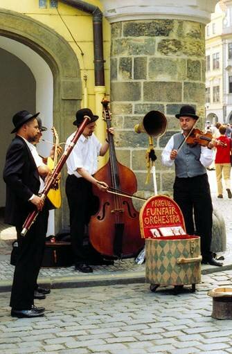 Sổ tay du lịch so tay du lich Sotaydulich Sotay Dulich Khampha Kham Pha Bui Đến Old Town Square và tận hưởng nét cổ kính của Châu Âu