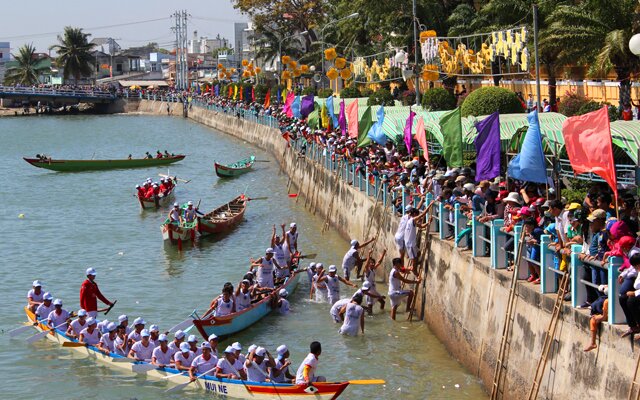 Sổ tay du lịch so tay du lich Sotaydulich Sotay Dulich Khampha Kham Pha Bui Xuân sôi động với lễ hội đua thuyền truyền thống Bình Thuận