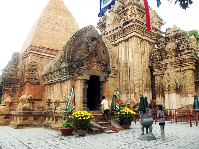 Sổ tay du lịch so tay du lich Sotaydulich Sotay Dulich Khampha Kham Pha Bui Ngắm vẻ cổ kính của tháp Ponagar ở Nha Trang