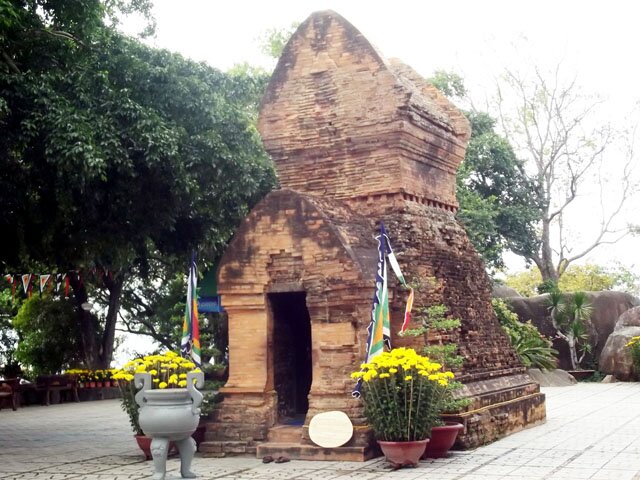 Sổ tay du lịch so tay du lich Sotaydulich Sotay Dulich Khampha Kham Pha Bui Ngắm vẻ cổ kính của tháp Ponagar ở Nha Trang