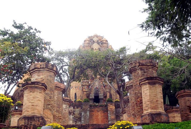 Sổ tay du lịch so tay du lich Sotaydulich Sotay Dulich Khampha Kham Pha Bui Ngắm vẻ cổ kính của tháp Ponagar ở Nha Trang