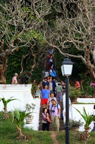  Sổ tay du lịch so tay du lich Sotaydulich Sotay Dulich Khampha Kham Pha Bui Song cham o Luang Prabang