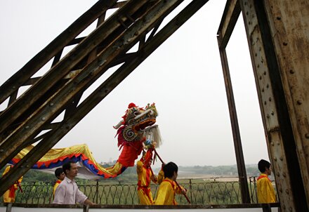  Sổ tay du lịch so tay du lich Sotaydulich Sotay Dulich Khampha Kham Pha Bui Nguoc thoi gian tren nhung nhip cau Long Bien