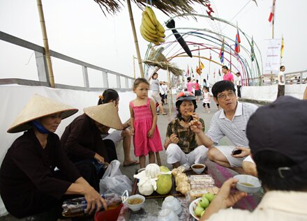  Sổ tay du lịch so tay du lich Sotaydulich Sotay Dulich Khampha Kham Pha Bui Nguoc thoi gian tren nhung nhip cau Long Bien