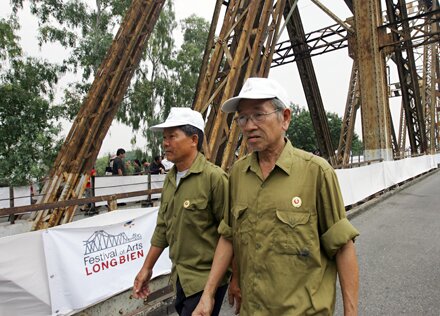  Sổ tay du lịch so tay du lich Sotaydulich Sotay Dulich Khampha Kham Pha Bui Nguoc thoi gian tren nhung nhip cau Long Bien