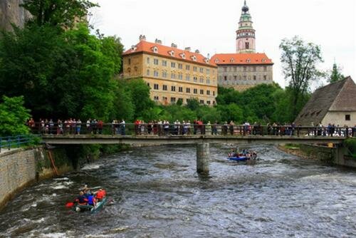 Sổ tay du lịch so tay du lich Sotaydulich Sotay Dulich Khampha Kham Pha Bui Český Krumlov hon ngoc ben bo song Vitava