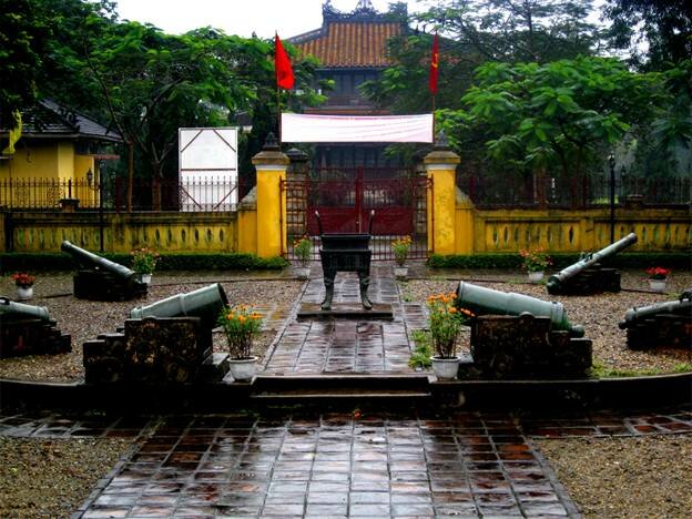 Sổ tay du lịch so tay du lich Sotaydulich Sotay Dulich Khampha Kham Pha Bui Ve voi Hue thuong ky 14 Long An dien thang tram cung lich su