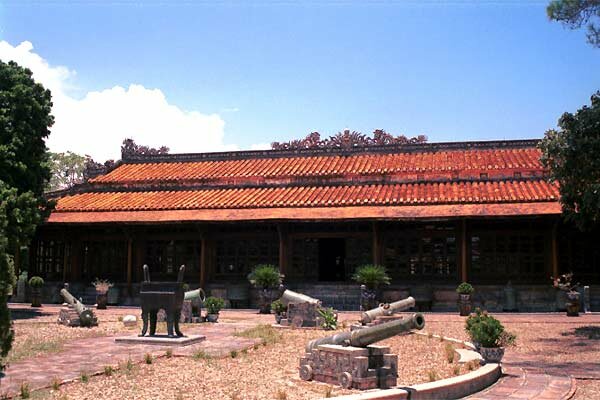 Sổ tay du lịch so tay du lich Sotaydulich Sotay Dulich Khampha Kham Pha Bui Ve voi Hue thuong ky 14 Long An dien thang tram cung lich su