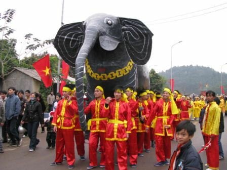  Sổ tay du lịch so tay du lich Sotaydulich Sotay Dulich Khampha Kham Pha Bui Linh thieng va hao hung le hoi Giong truyen thong