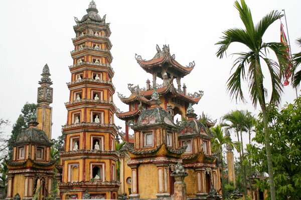 Sổ tay du lịch so tay du lich Sotaydulich Sotay Dulich Khampha Kham Pha Bui Chua Phuc Minh huyen thoai giua bien lua