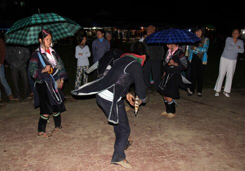 Sổ tay du lịch so tay du lich Sotaydulich Sotay Dulich Khampha Kham Pha Bui Can canh phien cho tinh o Sa Pa