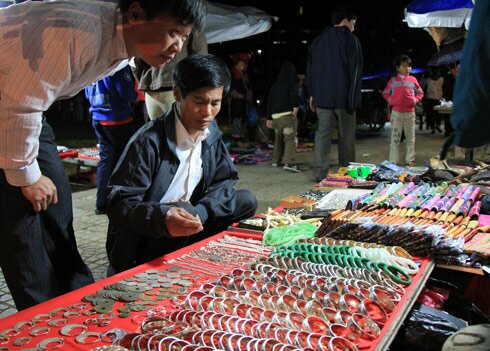 Sổ tay du lịch so tay du lich Sotaydulich Sotay Dulich Khampha Kham Pha Bui Can canh phien cho tinh o Sa Pa