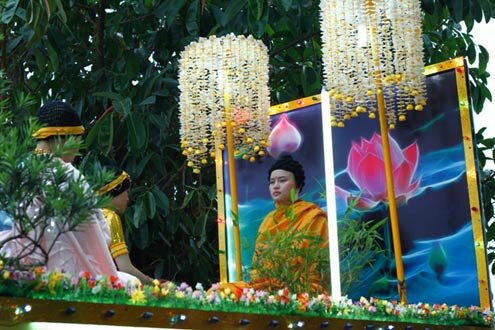  Sổ tay du lịch so tay du lich Sotaydulich Sotay Dulich Khampha Kham Pha Bui Hang nghin nguoi chen chan du dai le Phat dan