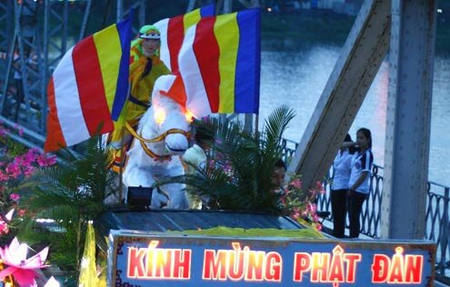  Sổ tay du lịch so tay du lich Sotaydulich Sotay Dulich Khampha Kham Pha Bui Hang nghin nguoi chen chan du dai le Phat dan