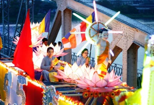  Sổ tay du lịch so tay du lich Sotaydulich Sotay Dulich Khampha Kham Pha Bui Hang nghin nguoi chen chan du dai le Phat dan