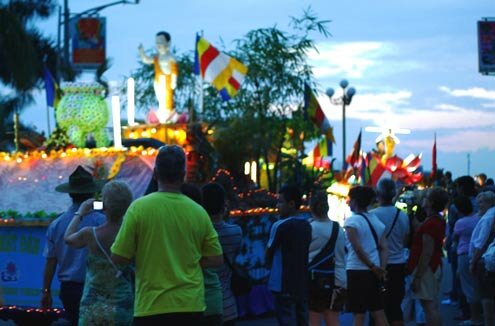  Sổ tay du lịch so tay du lich Sotaydulich Sotay Dulich Khampha Kham Pha Bui Hang nghin nguoi chen chan du dai le Phat dan