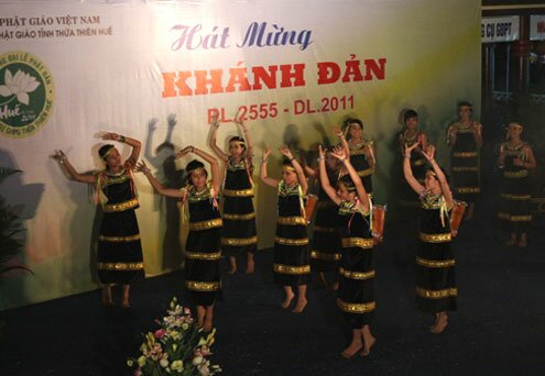  Sổ tay du lịch so tay du lich Sotaydulich Sotay Dulich Khampha Kham Pha Bui Hang nghin nguoi chen chan du dai le Phat dan