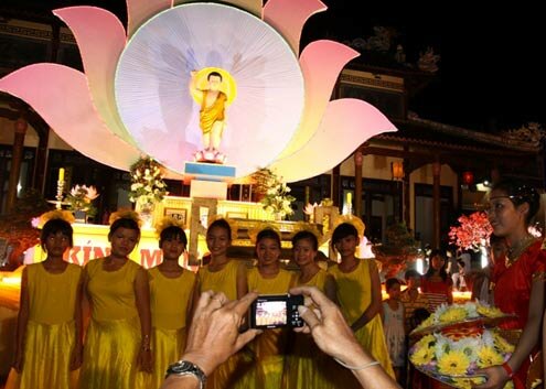  Sổ tay du lịch so tay du lich Sotaydulich Sotay Dulich Khampha Kham Pha Bui Hang nghin nguoi chen chan du dai le Phat dan
