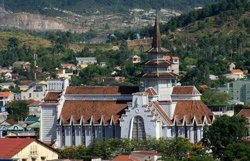 Sổ tay du lịch so tay du lich Sotaydulich Sotay Dulich Khampha Kham Pha Bui Ve voi Hue thuong Nha tho dong chua cuu the o Hue 
