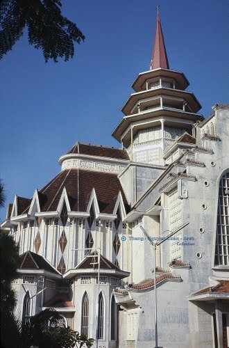 Sổ tay du lịch so tay du lich Sotaydulich Sotay Dulich Khampha Kham Pha Bui Ve voi Hue thuong Nha tho dong chua cuu the o Hue 