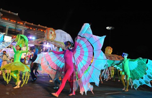 Sổ tay du lịch so tay du lich Sotaydulich Sotay Dulich Khampha Kham Pha Bui Nha Trang soi dong trong dem hoi Carnaval 