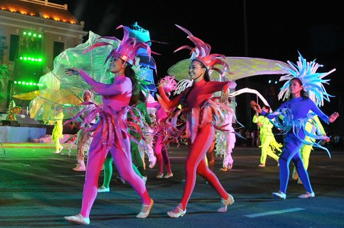 Sổ tay du lịch so tay du lich Sotaydulich Sotay Dulich Khampha Kham Pha Bui Nha Trang soi dong trong dem hoi Carnaval 