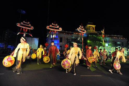 Sổ tay du lịch so tay du lich Sotaydulich Sotay Dulich Khampha Kham Pha Bui Nha Trang soi dong trong dem hoi Carnaval 