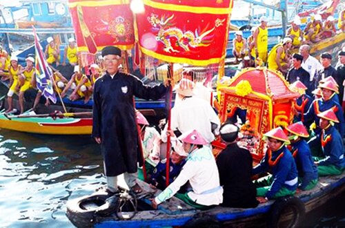 Sổ tay du lịch so tay du lich Sotaydulich Sotay Dulich Khampha Kham Pha Bui Tung bung le hoi cau ngu day mau sax o Binh Thuan