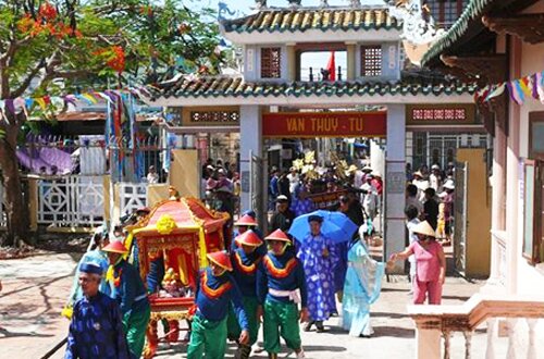 Sổ tay du lịch so tay du lich Sotaydulich Sotay Dulich Khampha Kham Pha Bui Tung bung le hoi cau ngu day mau sax o Binh Thuan