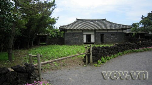 Sổ tay du lịch so tay du lich Sotaydulich Sotay Dulich Khampha Kham Pha Bui Tham lang dan toc Seongup o Jeju