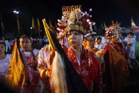 Sổ tay du lịch so tay du lich Sotaydulich Sotay Dulich Khampha Kham Pha Bui Ron nguo xem le hoi an chay o Phuket