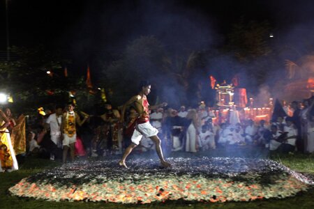 Sổ tay du lịch so tay du lich Sotaydulich Sotay Dulich Khampha Kham Pha Bui Ron nguo xem le hoi an chay o Phuket