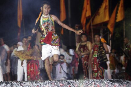 Sổ tay du lịch so tay du lich Sotaydulich Sotay Dulich Khampha Kham Pha Bui Ron nguo xem le hoi an chay o Phuket