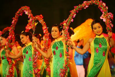 Sổ tay du lịch so tay du lich Sotaydulich Sotay Dulich Khampha Kham Pha Bui Khai mac le hoi hoa ho guom sac hoa xuan hoa voi long nguoi