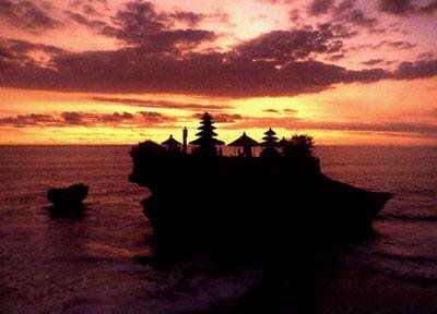 Sổ tay du lịch so tay du lich Sotaydulich Sotay Dulich Khampha Kham Pha Bui Hoa nhip SEA Games 26 kham pha Indonesia Tour den Tanah Lot vao hoang hon va tham Den Mengwi