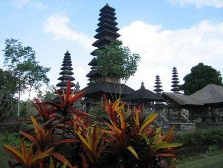 Sổ tay du lịch so tay du lich Sotaydulich Sotay Dulich Khampha Kham Pha Bui Hoa nhip SEA Games 26 kham pha Indonesia Tour den Tanah Lot vao hoang hon va tham Den Mengwi