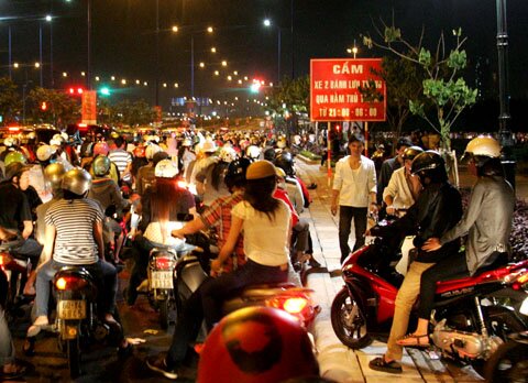 Sổ tay du lịch so tay du lich Sotaydulich Sotay Dulich Khampha Kham Pha Bui TPHCM ban phao hoa chao nam 2012